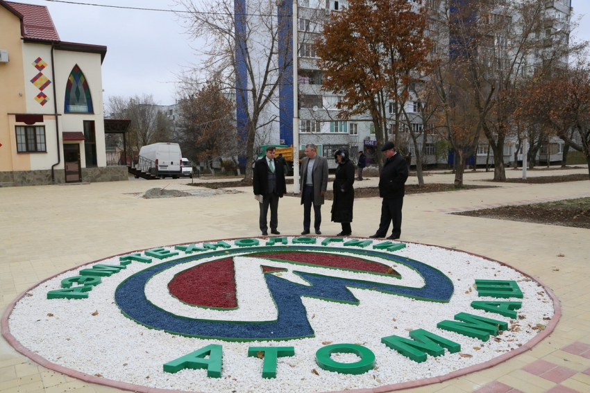 Надписи «Волгодонск» и «Атоммаш» появились на дорожках обновленного бульвара возле «Дружбы»   
