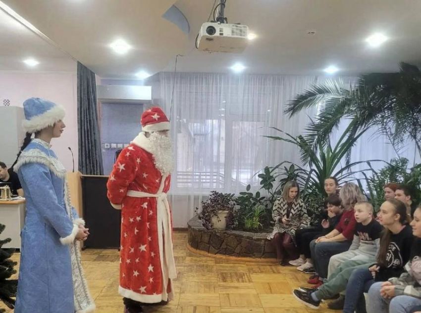 В Волгодонске прошла акция «Полицейский Дед Мороз» для воспитанников школы-интерната №14