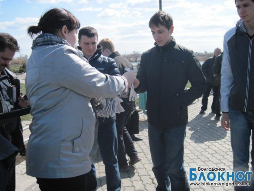 В Волгодонске с берега Сухо-Соленовской балки вывезли 60 мешков мусора (ФОТО)