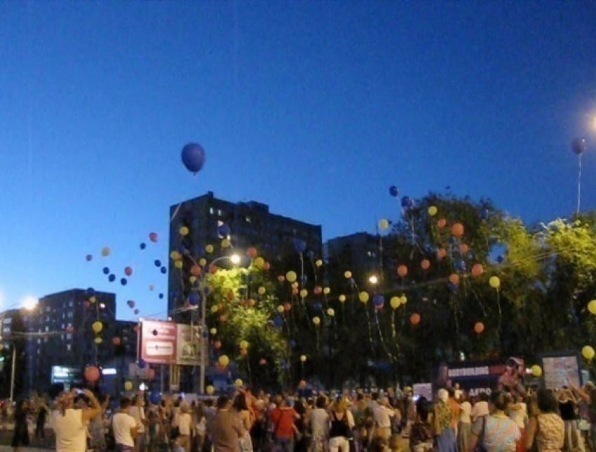 Сотни воздушных шариков поднялись над городом с пожеланиями о будущем Волгодонска