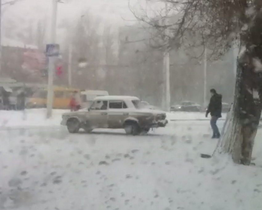 В снегопад «Жигули» на летней резине занесло в центре Волгодонска - читатель