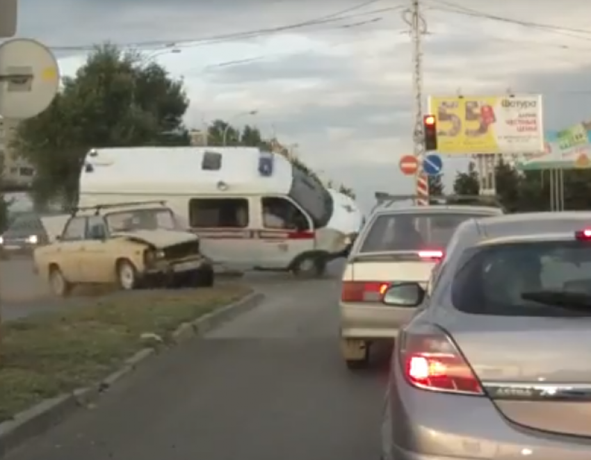 Скончался пациент скорой помощи, попавшей в ДТП на перекрестке Весенней и путепровода в Волгодонске