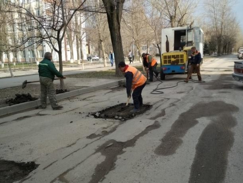 С начала года на 27 дорогах Волгодонска выполнили ямочные ремонты 
