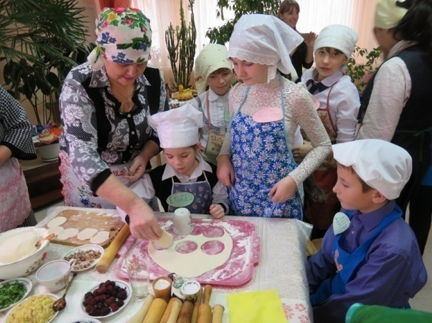 Вареники «с секретом» научили готовить юных волгодонцев бабушки из социального центра