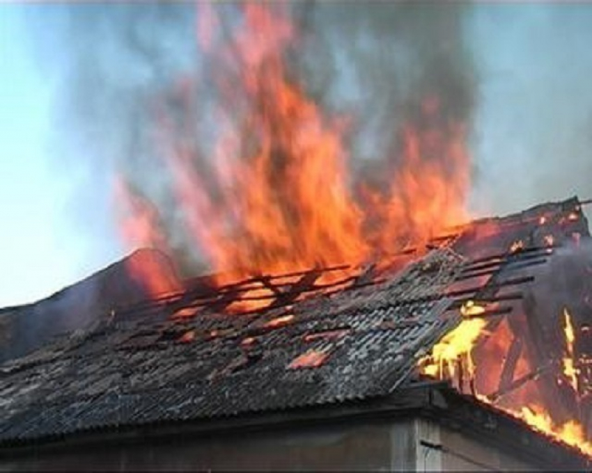  В Морозовске пожарные едва успели предотвратить сильный пожар в жилом доме