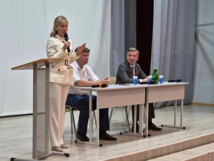 Защита интересов учителей и прямой диалог: Екатерина Стенякина встретилась с педагогами Волгодонска