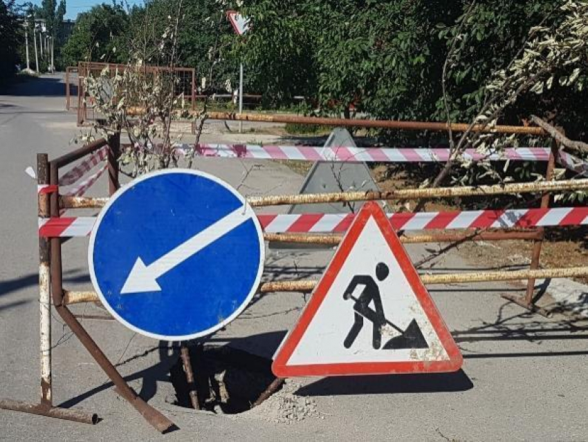 В старой части Волгодонска обнесли забором торчащее из асфальта предупредительное дерево