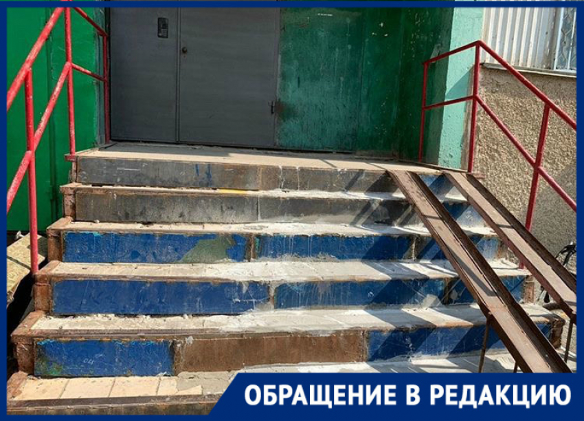 "Страшно ходить": жители дома №3 по проспекту Строителей возмущены состоянием подъезда и опасными ступенями 