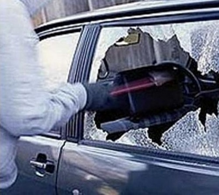 В Волгодонске 22-летний грабитель разбил окно автомобиля и украл магнитолу и видеорегистратор
