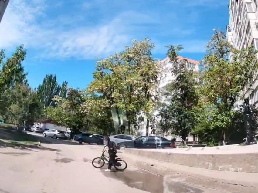 Мальчик-велосипедист едва не попал под колеса автомобиля во дворе многоквартирного дома