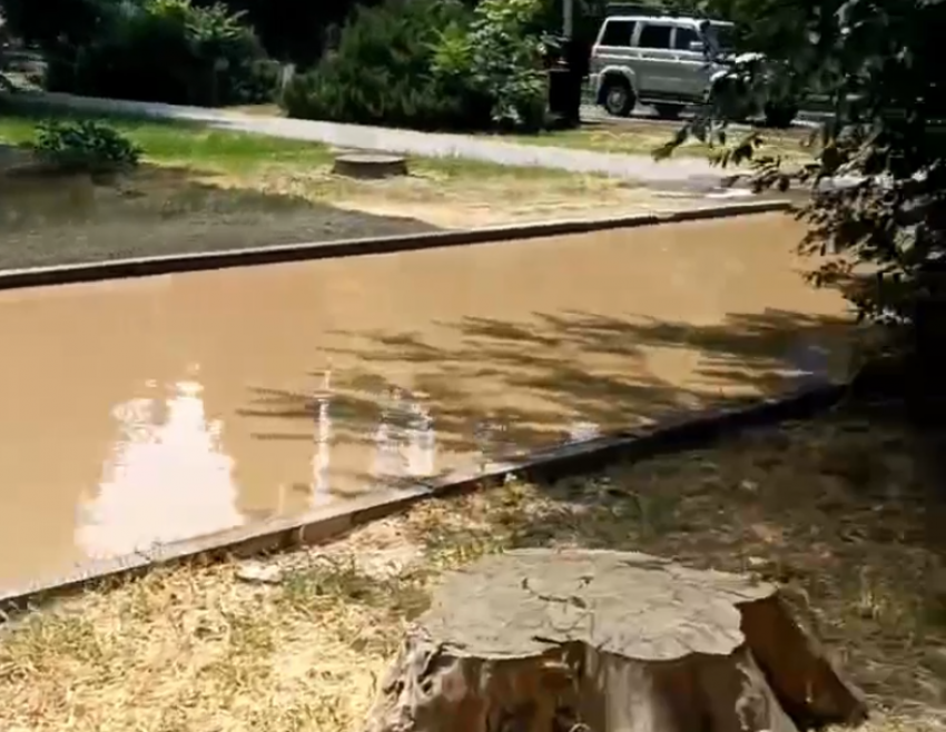 В Волгодонске на улице Ленина потоп