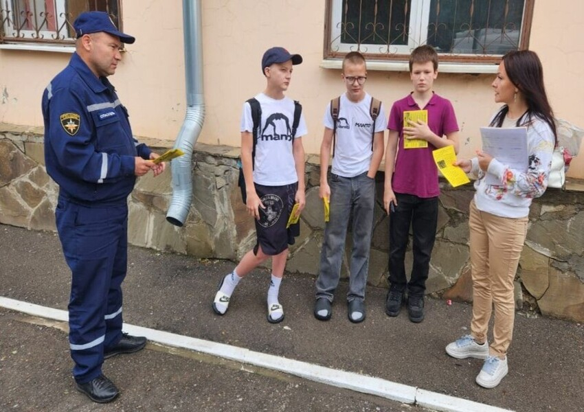 Правила безопасности на воде: спасатели проинструктировали маленьких волгодонцев перед отправкой в лагеря