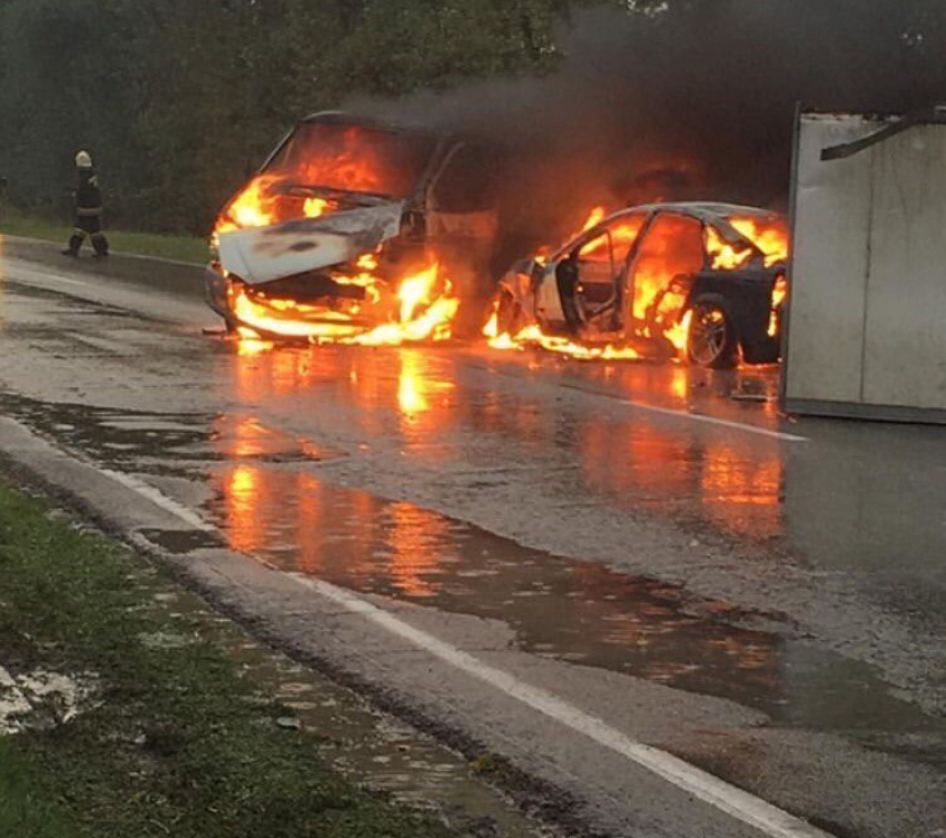 Появились жуткие кадры горящих машин после ДТП на автодороге Ростов-Волгодонск 