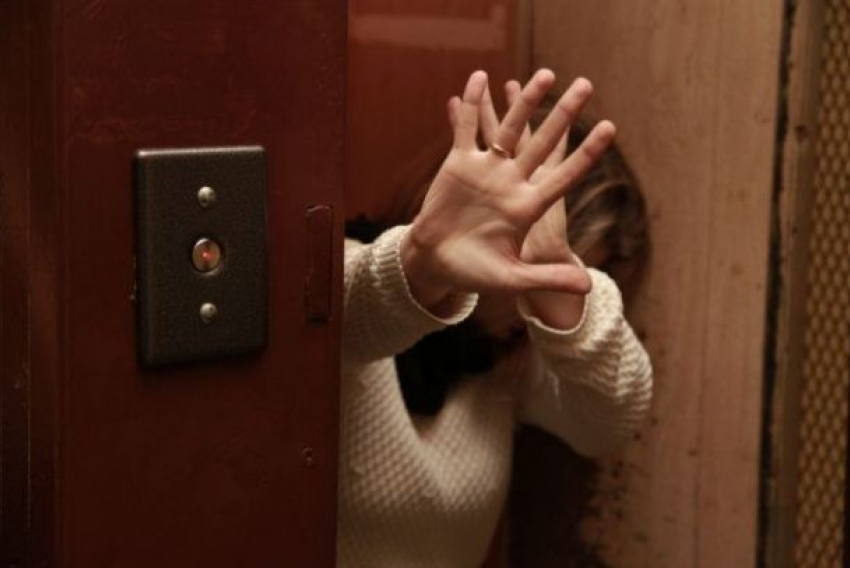В Волгодонске подросток с ножом напал на женщину в лифте