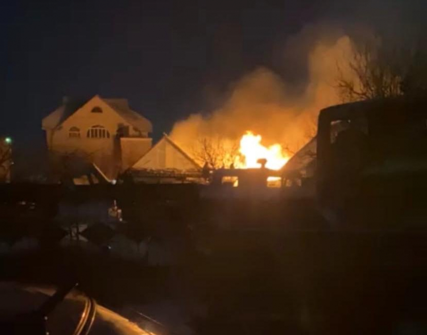Крупный пожар в Красном Яру: загорелся сарай возле жилого дома