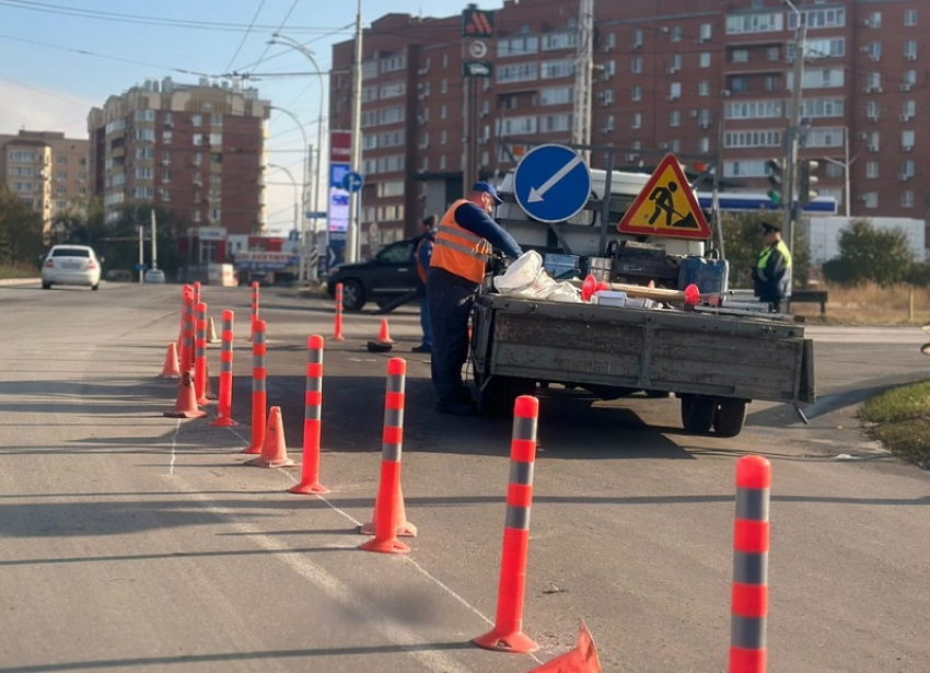 Съезд с путепровода на Весеннюю огородили сигнальными столбиками 