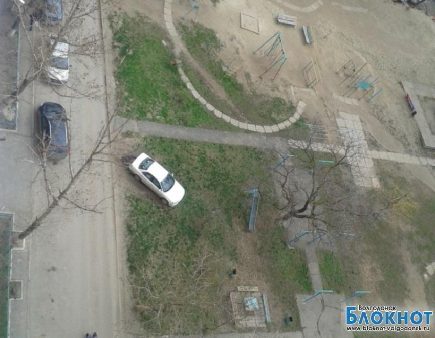 Наглость волгодонских водителей, или Мне и детская площадка не помеха