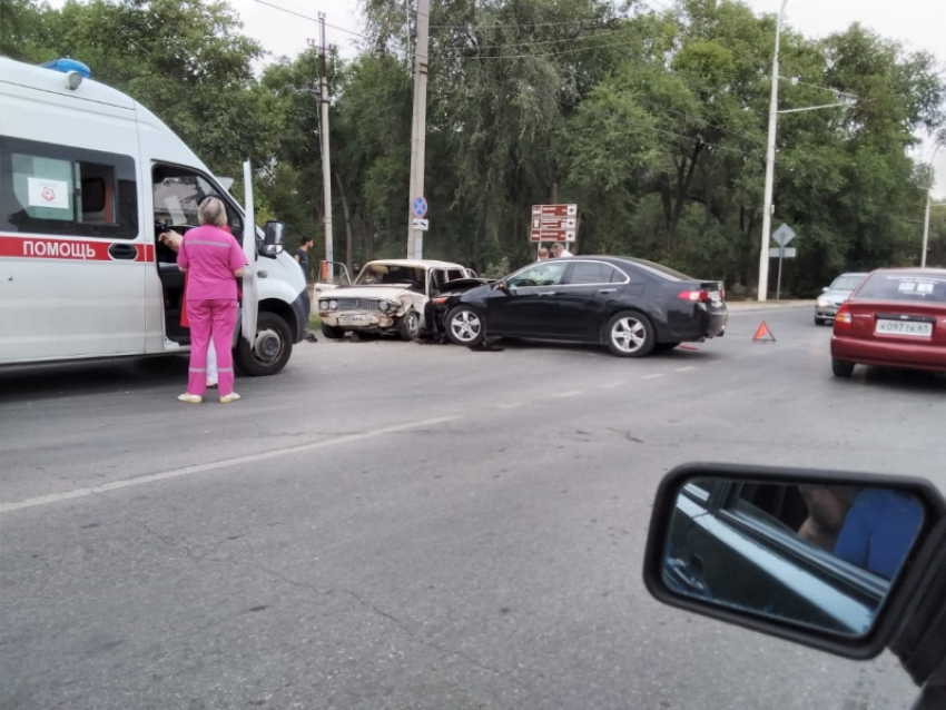 «Хонда Аккорд» и ВАЗ-2106 не поделили дорогу в Волгодонске