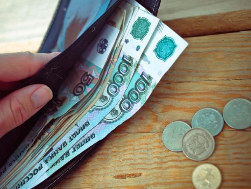 Минимальную зарплату волгодонцев подняли до 9, 5 тысяч рублей