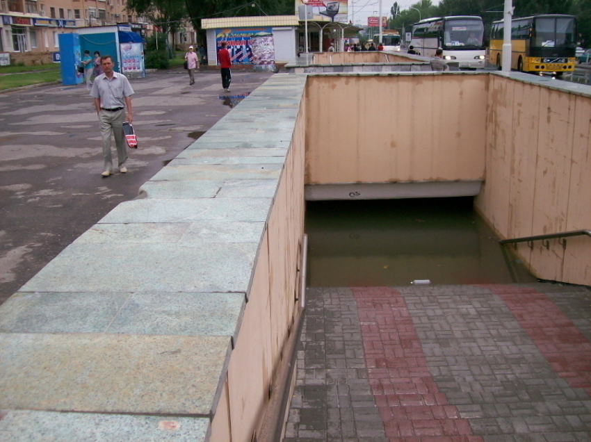 Волгодонск прежде и теперь: затопленный подземный переход на проспекте Строителей