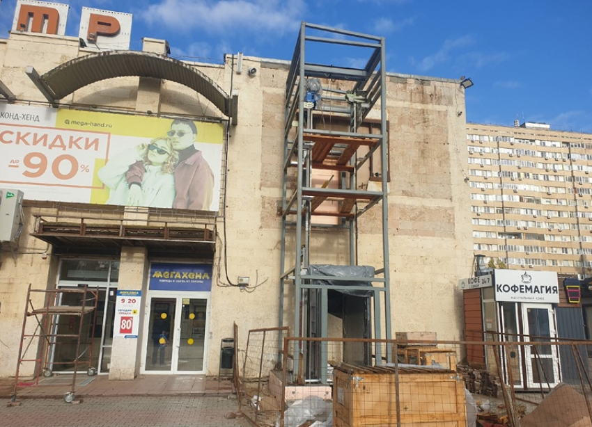 К главному фасаду Торгового центра в Волгодонске пристроят белорусский лифт