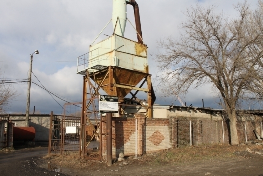 В Волгодонске на территории столярного цеха произошел пожар