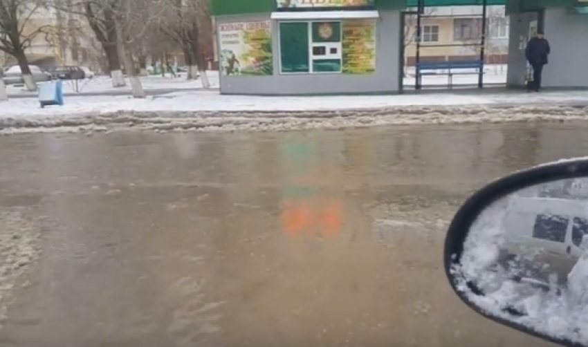 В Волгодонске в мороз из-за порыва затопило улицу Гагарина