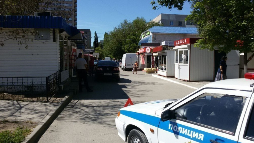 Сдавая назад водитель «Фольксвагена» сбил 79-летнюю пенсионерку на рынке в Волгодонске