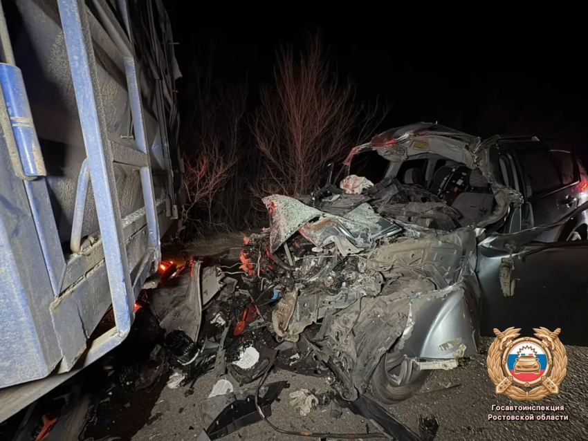 Смертельное ДТП под Цимлянском: легковушка врезалась в стоящий КамАЗ