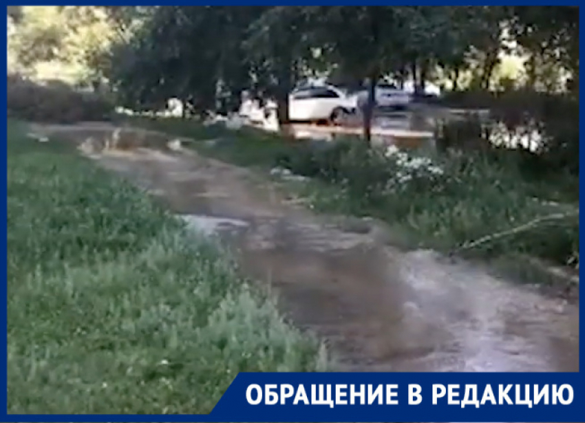Во дворах на Ленинградской под воду ушла дорога, тротуар и даже газон 