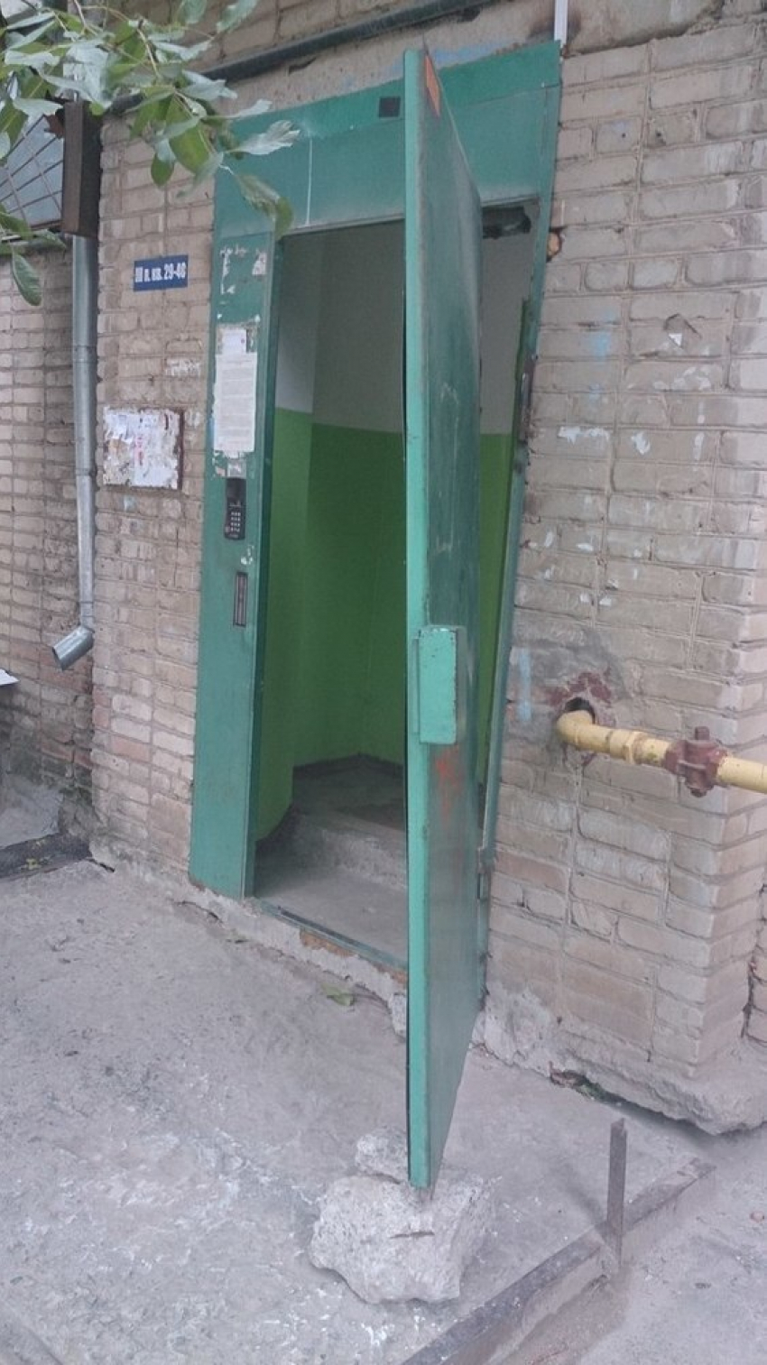 В Волгодонске ветер вырвал железную дверь в подъезд