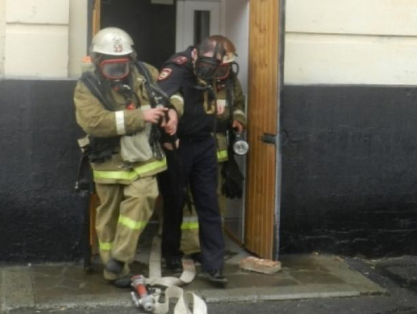 Пожарные эвакуировали полицейских из УВД Волгодонска