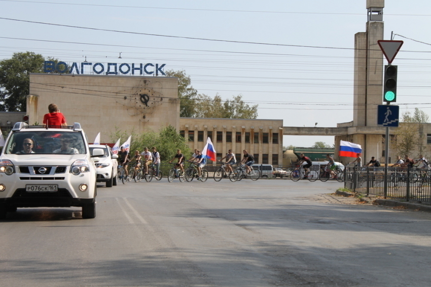 Волгодонская молодежь отметила День Российского флага велопробегом и коллективным исполнением гимна (ФОТО, ВИДЕО)