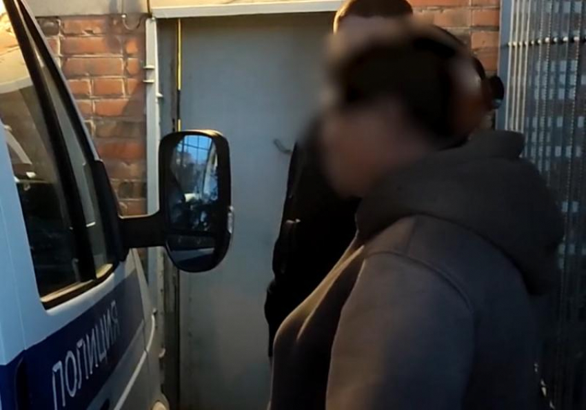 Бывшая уклонистка от алиментов из Мартыновского района вскрыла замок соседского дома, похитила ценности и была поймана полицией  