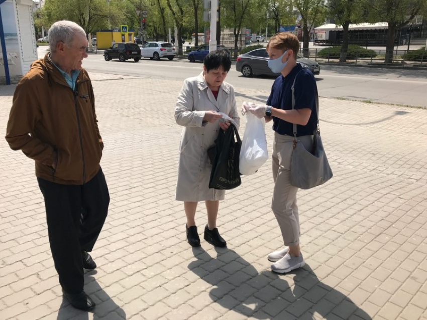 В Первомай в Волгодонске бесплатно раздавали одноразовые медицинские маски