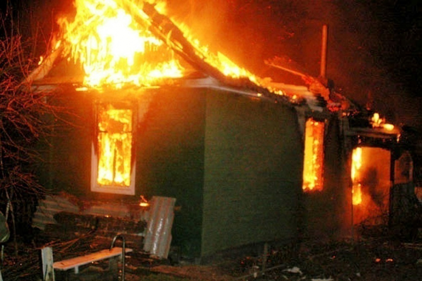 Дачный дом сгорел в Волгодонске