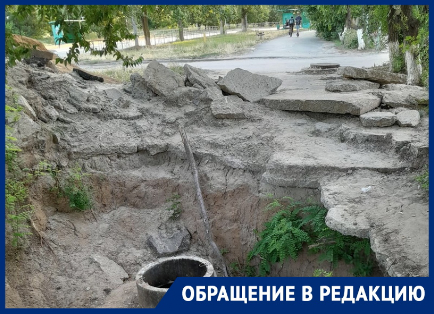 Колодец раскопали и оставили: скоро исполнится год разрытой яме на улице Карла Маркса в Волгодонске