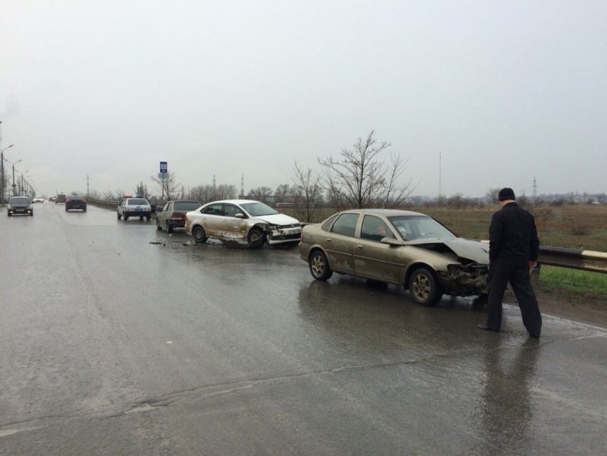 В результате ДТП недалеко от МРЭО Волгодонска иномарка влетела в ограждение
