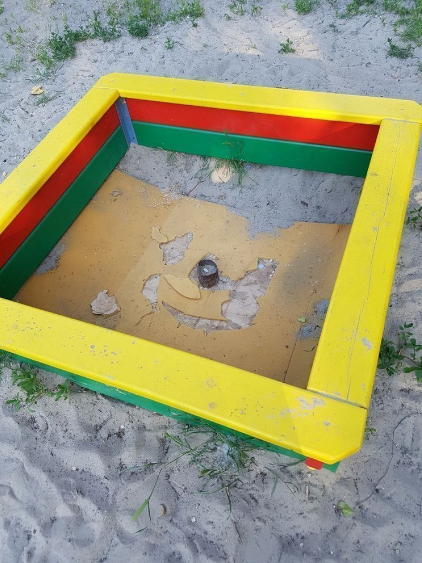 «Адская горка» и песочница без песка возмутила молодую маму из Волгодонска