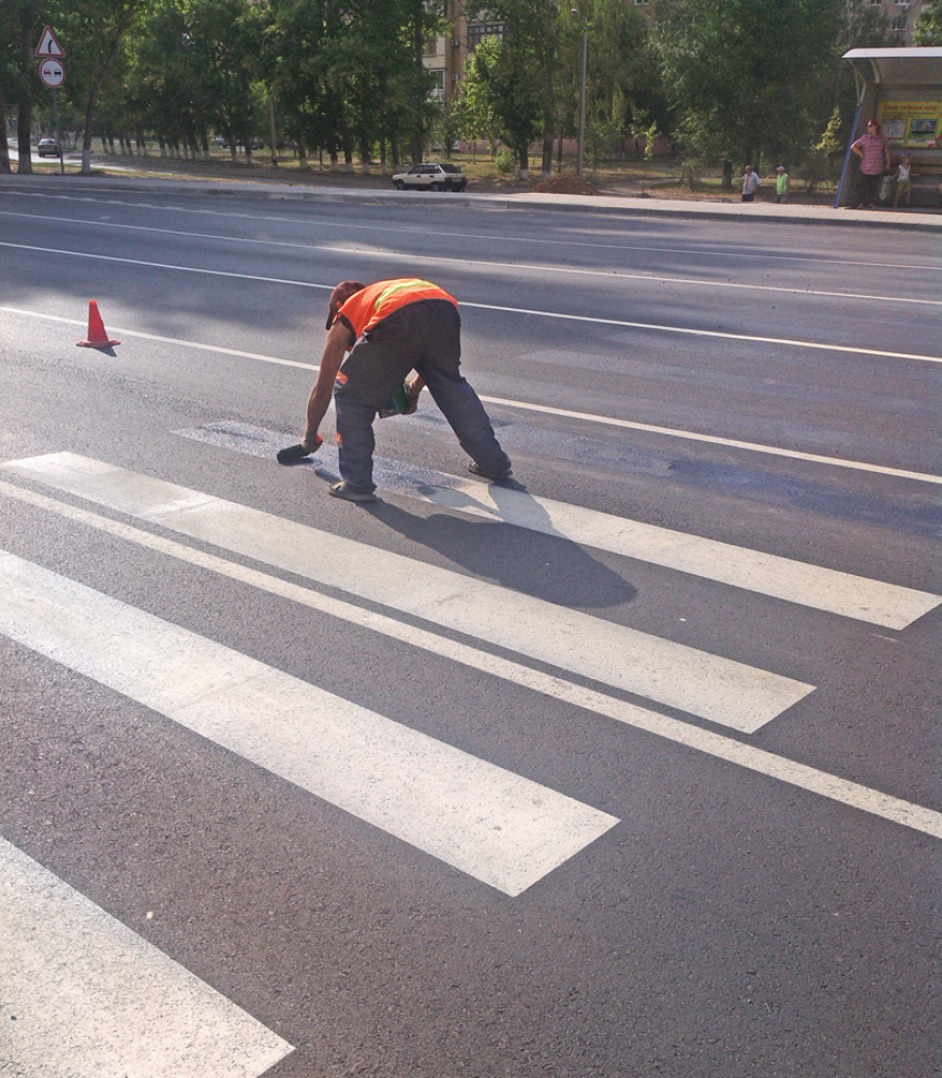 В Волгодонске на улице Степной закрашивают нанесенную несколько дней назад пешеходную «зебру»