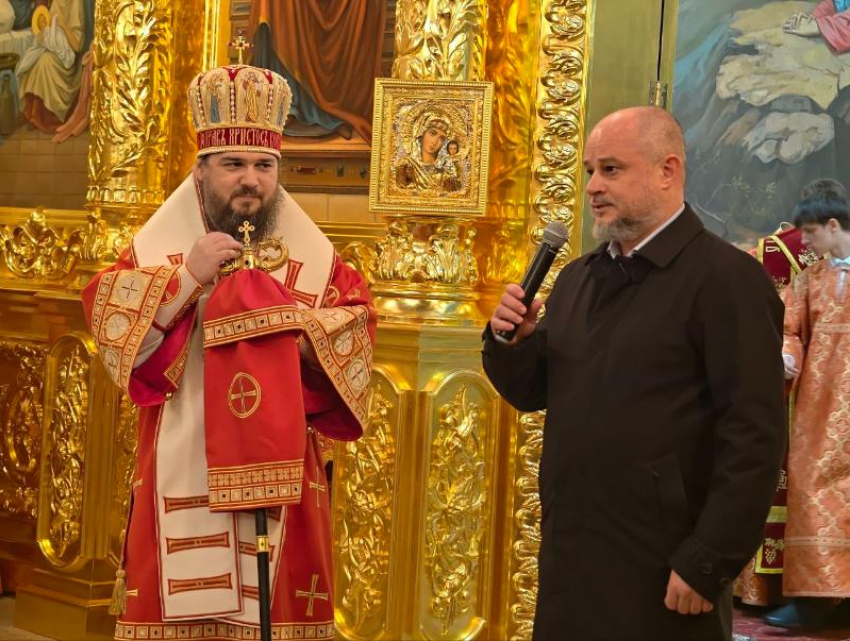 Дмитрий Вельможко встретил Пасху в кафедральном соборе вместе с горожанами