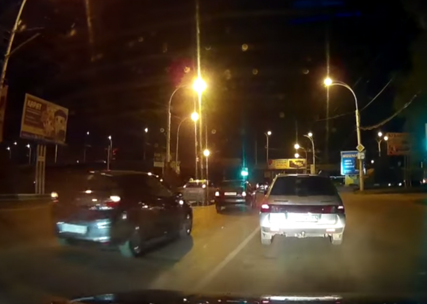 «Два километра, три ДТП» - ВИДЕО, снятое на улицах Волгодонска, разместил удивленный автомобилист