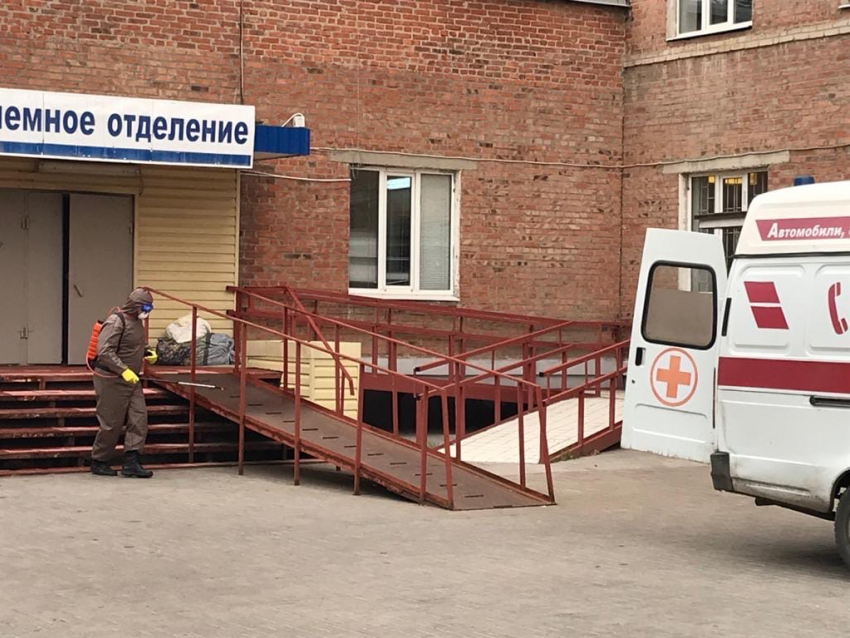 Дезинфекцию возле ковидного госпиталя провели в Волгодонске 