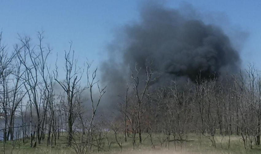 В Волгодонске продолжаются ландшафтные пожары 