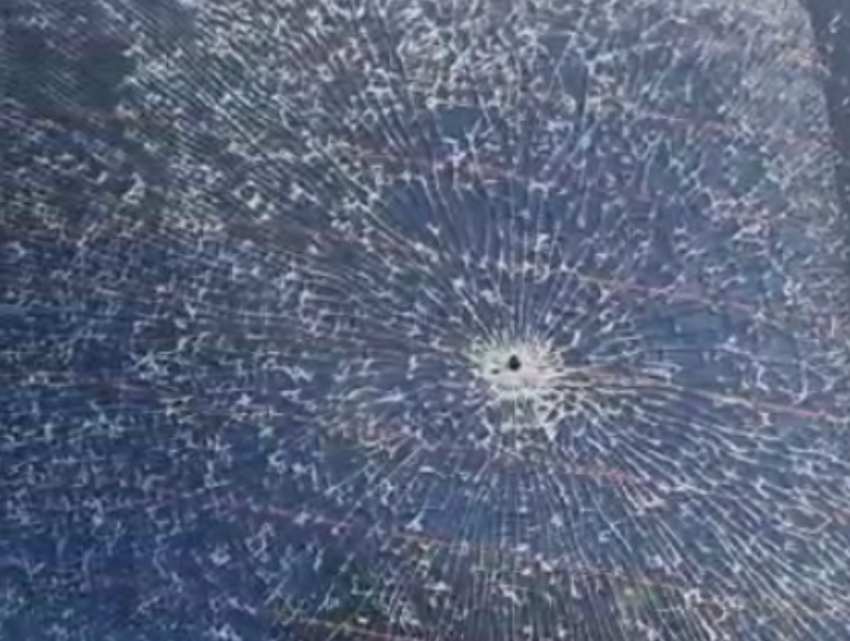 Неизвестные прострелили окно автомобиля в старой части Волгодонска 