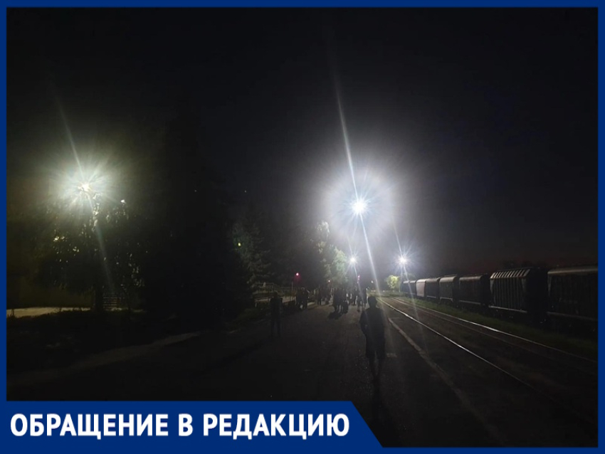 «Перрон поглотила тьма»: пассажиры пожаловались на плохое освещение на станции Волгодонская 