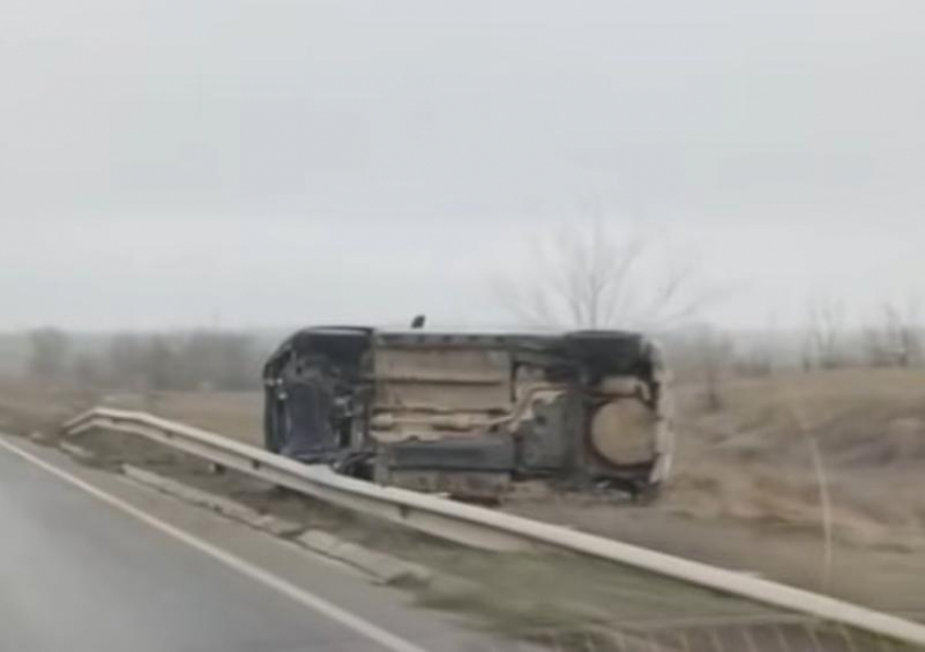 Автомобиль «Рено» потерял управление на скользкой дороге, перевернулся и слетел в кювет в Цимлянском районе