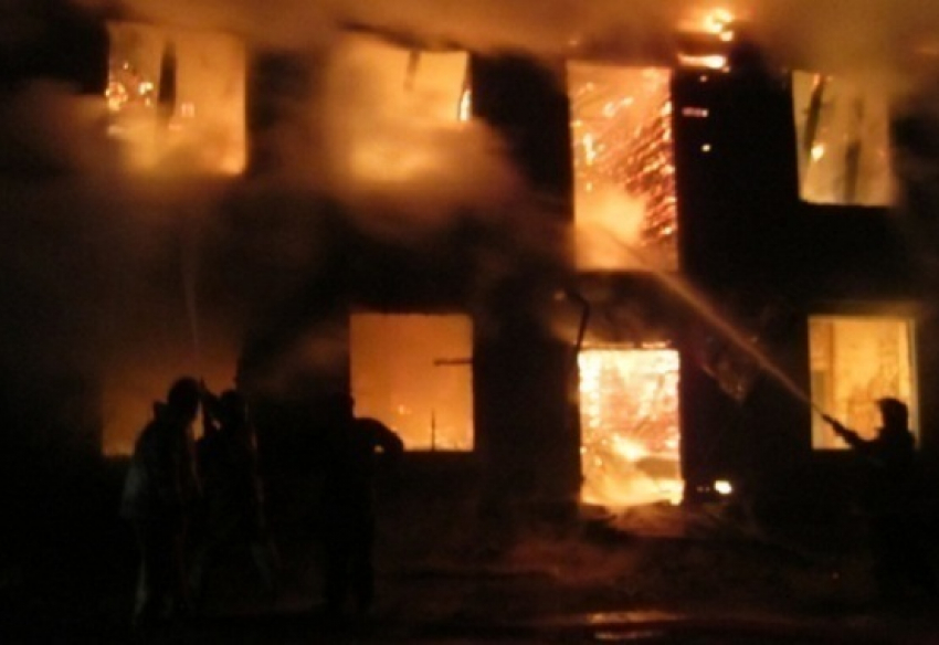 В Константиновске произошел пожар в двухэтажном доме