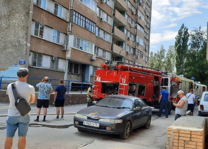 Перед тушением пожара в Волгодонске сотрудники МЧС эвакуировали из дома 20 человек