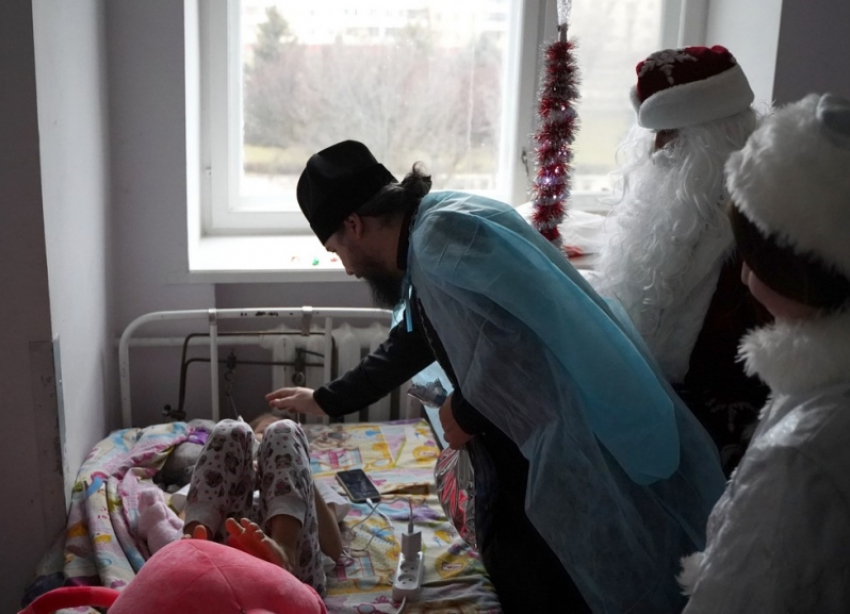 Новогодние подарки принес епископ Антоний детям, которые встретят Новый год в больнице